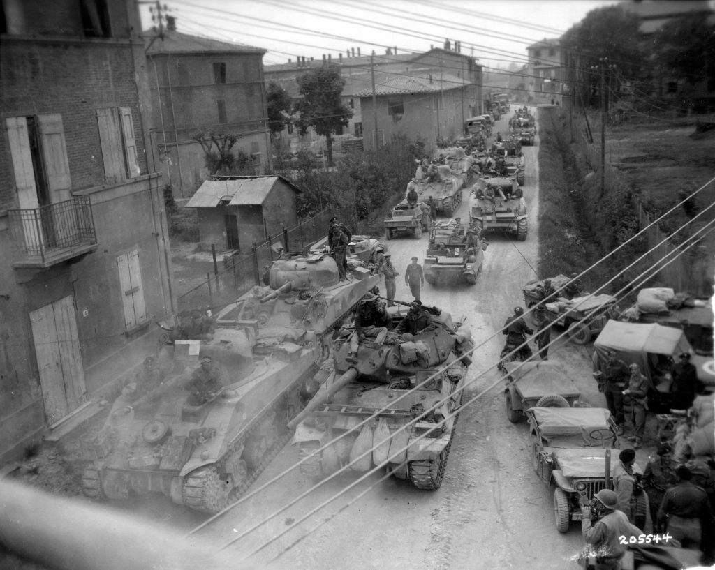 Carros de combate Sherman y un cazacarros M10 del 5º Ejército