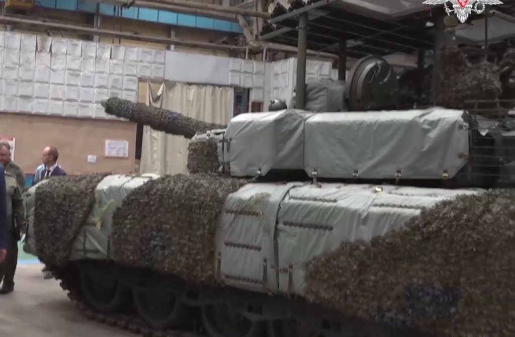 camuflaje multiespectral Nakidka en T-80BVM