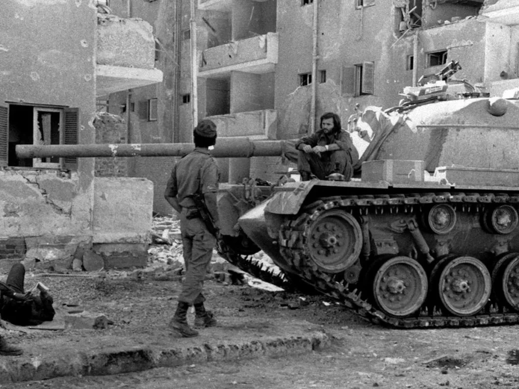 Soldados israelíes tomando un descanso en los combates en la ciudad de Súez el 29 de octubre de 1973.